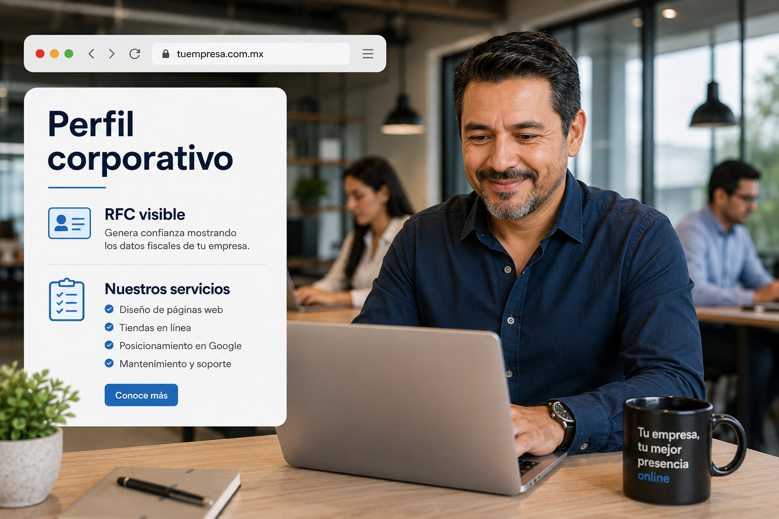 Gerente de pyme mexicana con la web corporativa de su empresa